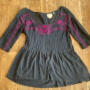 Gorgeous lace and embroidery Anthropologie top in EUC  M so soft stretchy